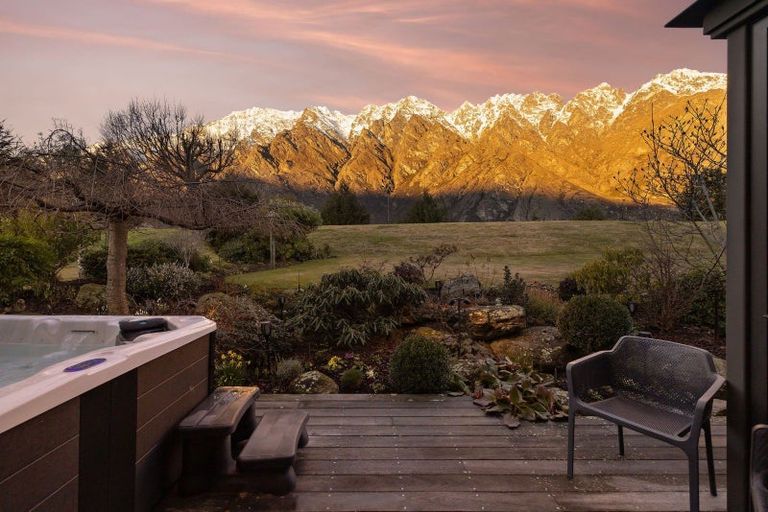 Photo of property in 31 Hackett Road, Jacks Point, Queenstown, 9371
