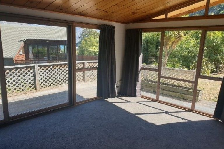 Photo of property in 8 Evergreen Place, Sunshine Bay, Queenstown, 9300