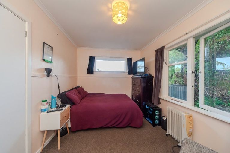 Photo of property in 64 Salford Street, Newlands, Wellington, 6037