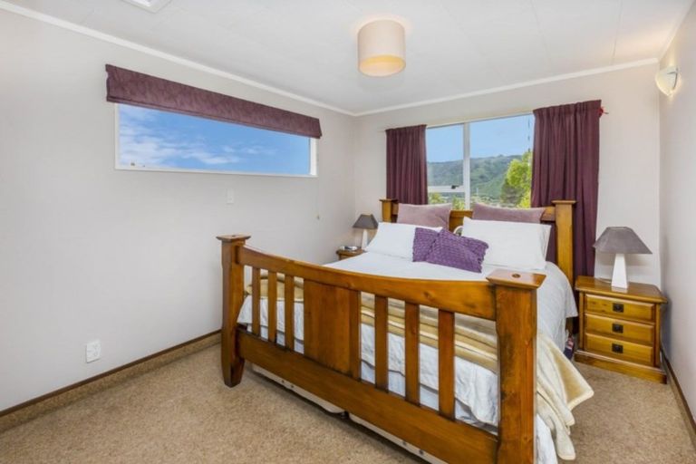 Photo of property in 2 Serenity Grove, Maoribank, Upper Hutt, 5018