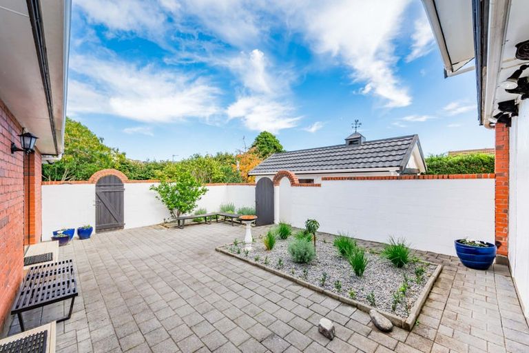 Photo of property in 10 Kakariki Grove, Waikanae, 5036