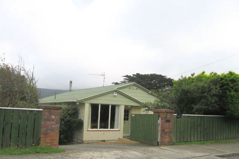 Photo of property in 40 Taylor Terrace, Tawa, Wellington, 5028