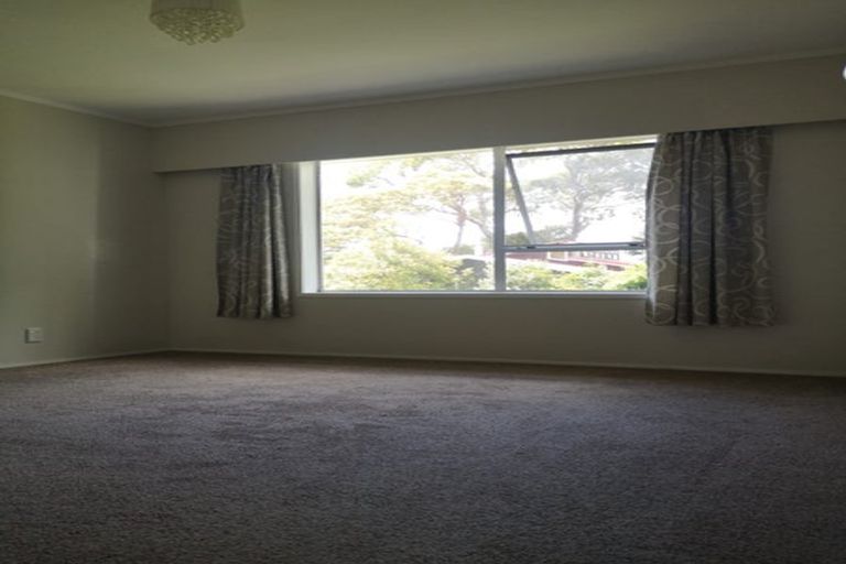 Photo of property in 2/4 Mahuta Grove, Northcote, Auckland, 0627