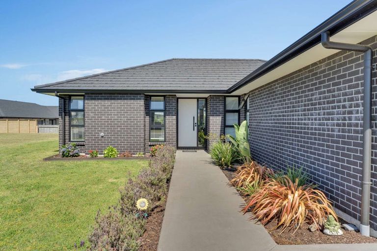 Photo of property in 4 Ronomor Place, Whitianga, 3510