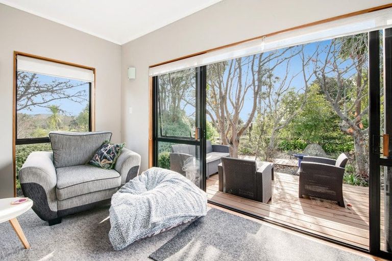 Photo of property in 2 Hand Road, Helensville, 0800