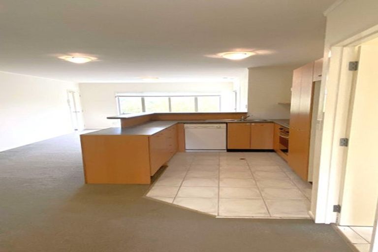 Photo of property in The Haven, 5/120 Beach Haven Road, Beach Haven, Auckland, 0626