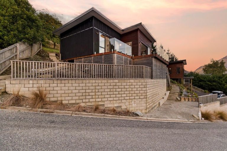 Photo of property in 15a Mackinnon Terrace, Sunshine Bay, Queenstown, 9300