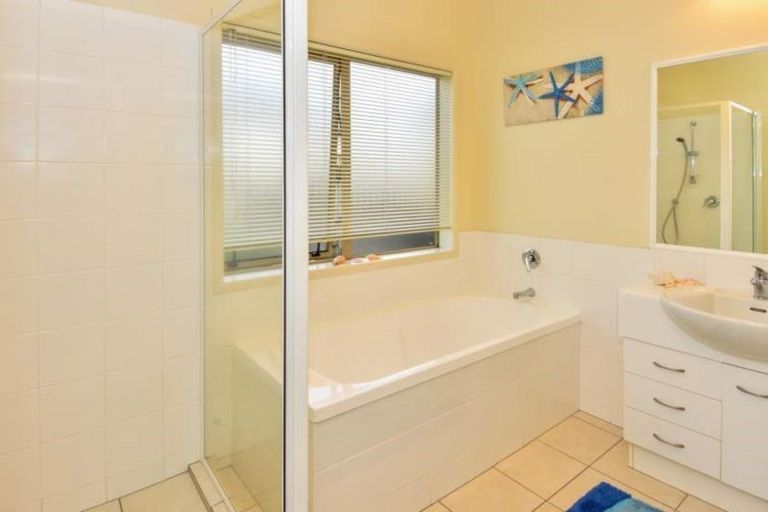 Photo of property in 10 Glencalder Place, Wattle Downs, Auckland, 2103