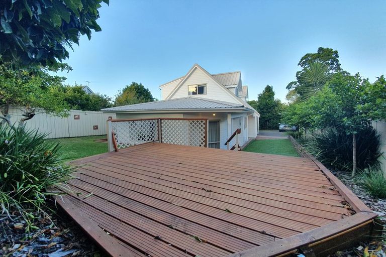 Photo of property in 8a Aplin Place, Birkdale, Auckland, 0626
