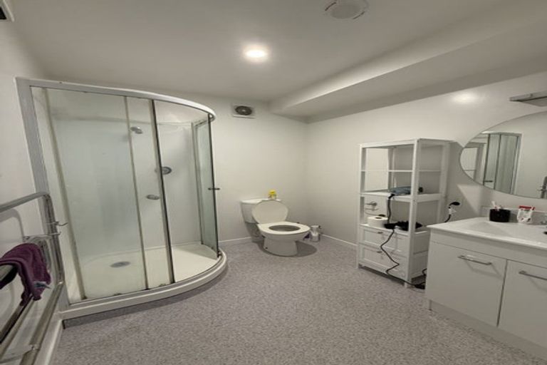 Photo of property in 70 Kelburn Parade, Kelburn, Wellington, 6012