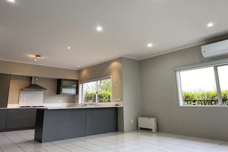 Photo of property in 5 Canyon Drive, Oteha, Auckland, 0632