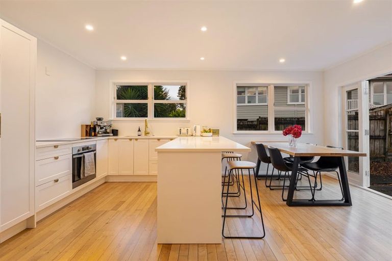 Photo of property in 24 Gill Avenue, Te Atatu Peninsula, Auckland, 0610