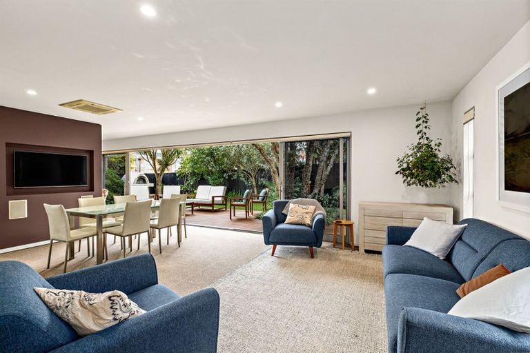 Photo of property in 9a Evelyn Place, Hillcrest, Auckland, 0627