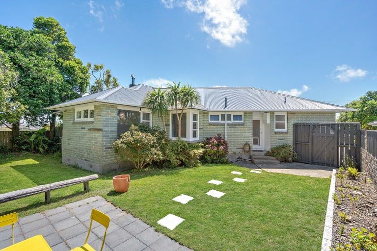 Photo of property in 5 Turville Crescent, Newlands, Wellington, 6037