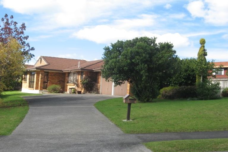 Photo of property in 6 Pitlochry Place, Highland Park, Auckland, 2010