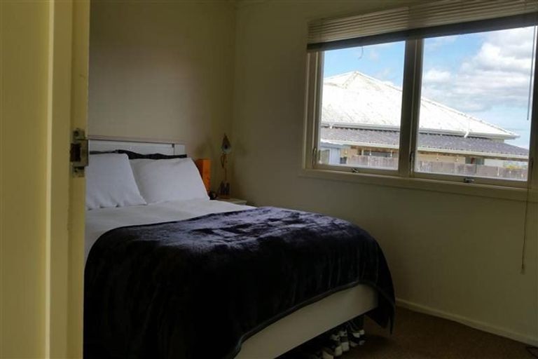 Photo of property in 41 Hobsonville Road, West Harbour, Auckland, 0618