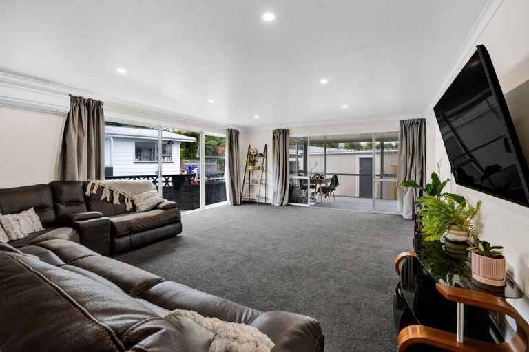 Photo of property in 16 Kauri Street, Merrilands, New Plymouth, 4312