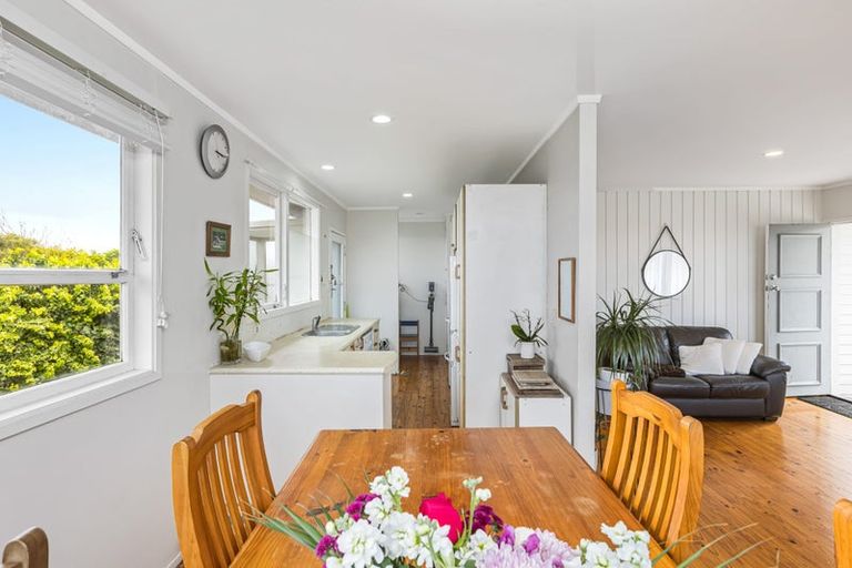 Photo of property in 11 Barker Rise, Northcross, Auckland, 0632