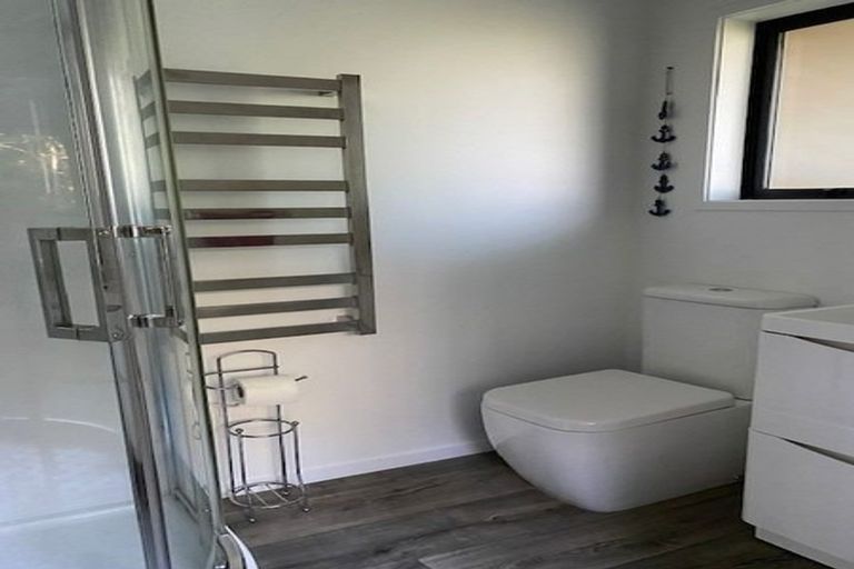 Photo of property in 2/56 Heathcote Road, Castor Bay, Auckland, 0620