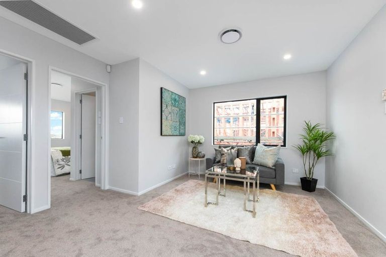 Photo of property in 30 Taipahitini Road, Rosehill, 2113