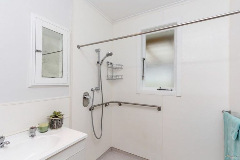 Photo of property in 105 Domett Street, Waitara, 4320