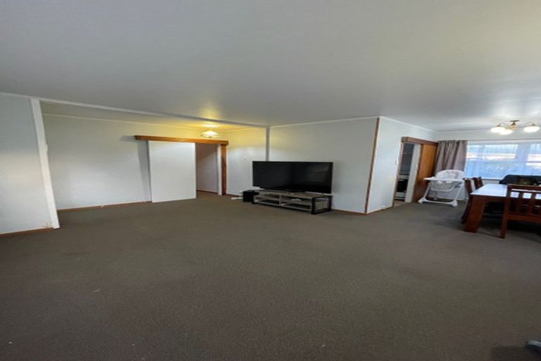 Photo of property in 33 Mackenzie Street, Te Atatu South, Auckland, 0610