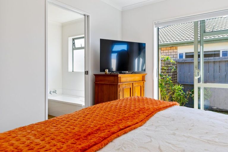 Photo of property in 19 Francis Skinner Place, Orewa, 0931