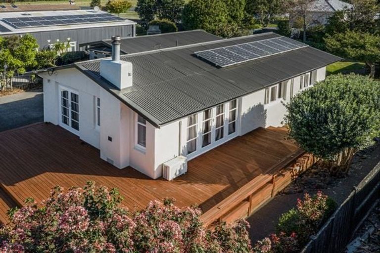 Photo of property in 28 Pitt Street, Clive, 4102