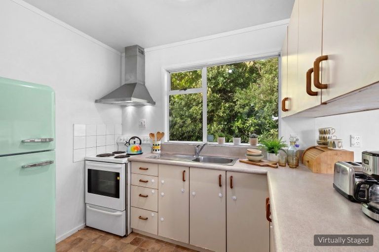 Photo of property in 31b Omega Street, Newlands, Wellington, 6037