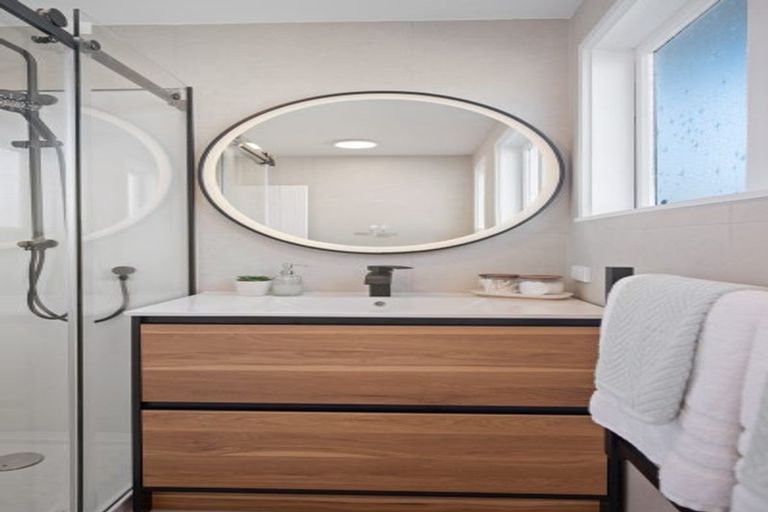 Photo of property in 2/134 Edmonton Road, Te Atatu South, Auckland, 0610