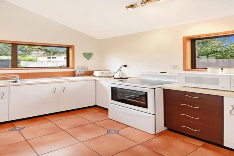 Photo of property in 1/52 Rambler Crescent, Beach Haven, Auckland, 0626