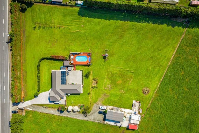 Photo of property in 773 Waitakere Road, Kumeu, 0891