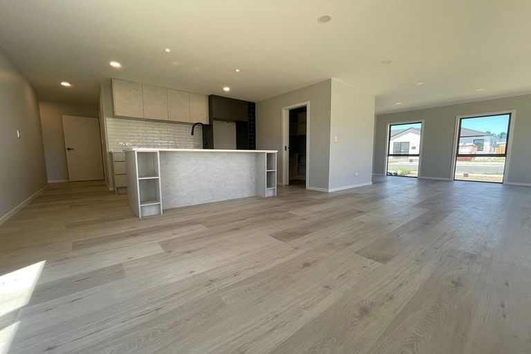 Photo of property in 30 Vinistra Road, Kumeu, 0810