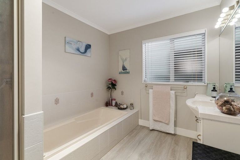 Photo of property in 6 Downing Place, Welcome Bay, Tauranga, 3112