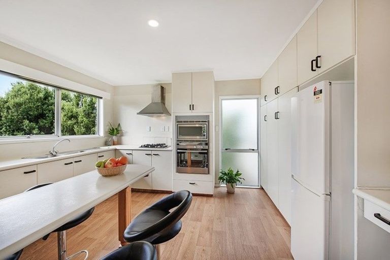 Photo of property in 4 Alton Terrace, Pakuranga Heights, Auckland, 2010