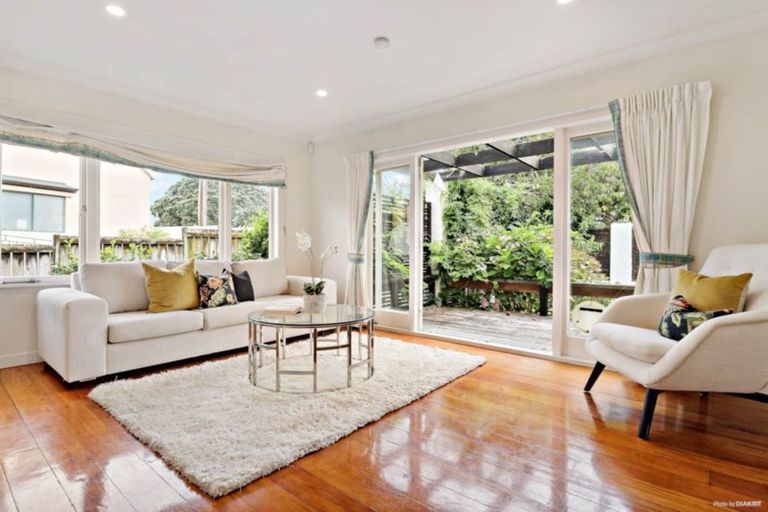 Photo of property in 1/206 East Coast Road, Forrest Hill, Auckland, 0620