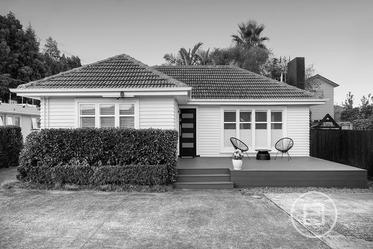 Photo of property in 1/17 Hillcrest Avenue, Hillcrest, Auckland, 0627