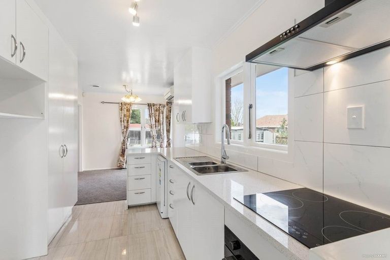 Photo of property in 31 London Street, Te Atatu Peninsula, Auckland, 0610