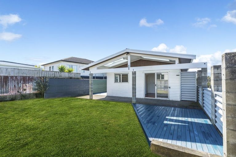 Photo of property in 3 Spargo Road, Massey, Auckland, 0614