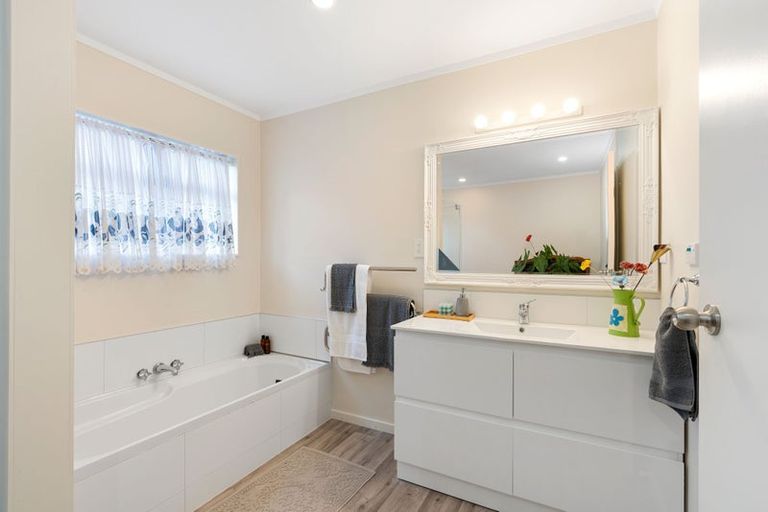 Photo of property in 10 Wright Grove, Levin, 5510