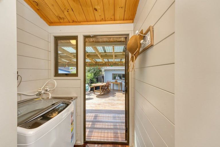 Photo of property in 15 Waiheke Street, Waikanae Beach, Waikanae, 5036