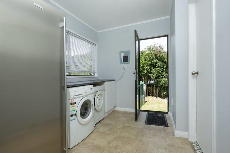 Photo of property in 24 Seaview Road, Piha, New Lynn, 0772