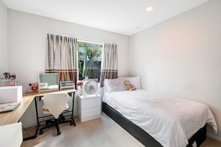 Photo of property in 1/21 Jumento Place, Unsworth Heights, Auckland, 0632