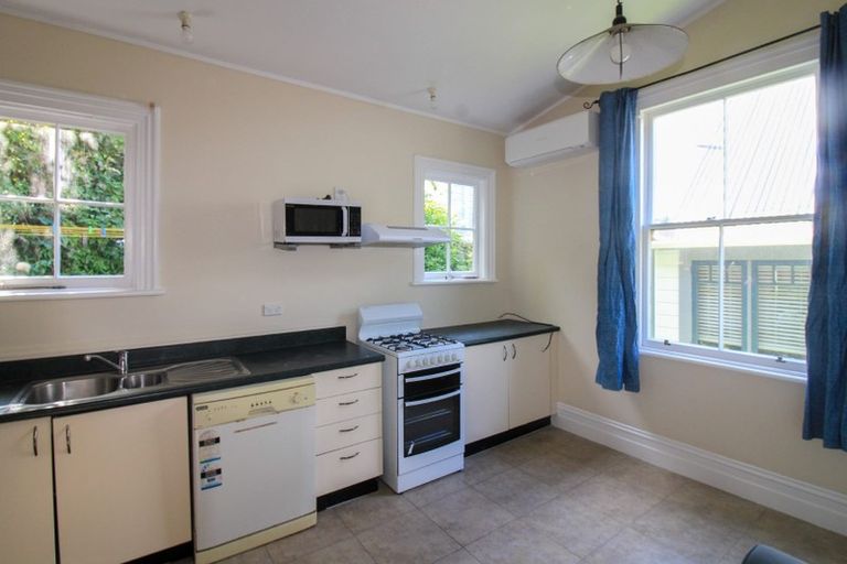 Photo of property in 14a Kelburn Parade, Kelburn, Wellington, 6012