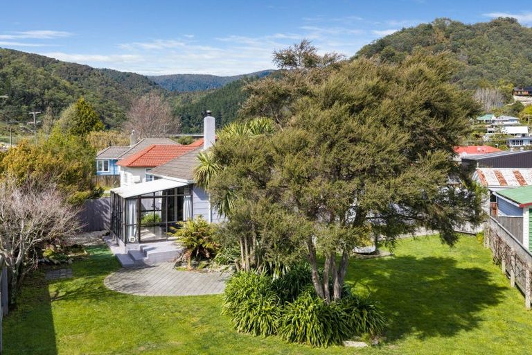 Photo of property in 27 Oxford Street, Picton, 7220