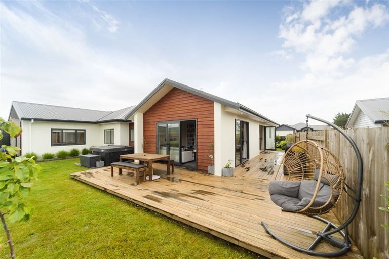 Photo of property in 114 Johnstone Drive, Fitzherbert, Palmerston North, 4410