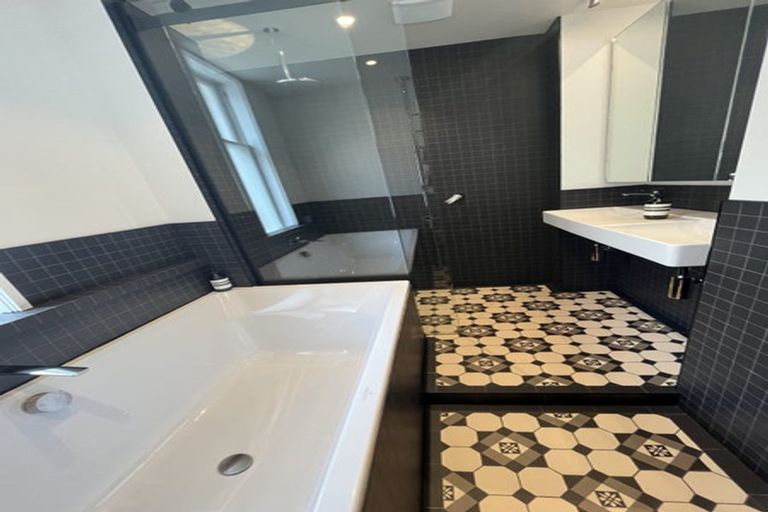 Photo of property in Inverleith Apartments, 3/306 Oriental Parade, Oriental Bay, Wellington, 6011