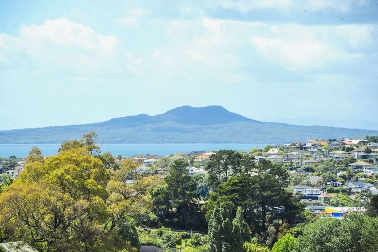 Photo of property in 6 Barker Rise, Northcross, Auckland, 0632