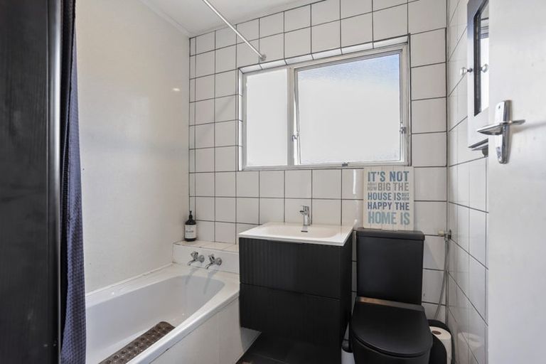 Photo of property in 2/22c Evans Road, Glen Eden, Auckland, 0602