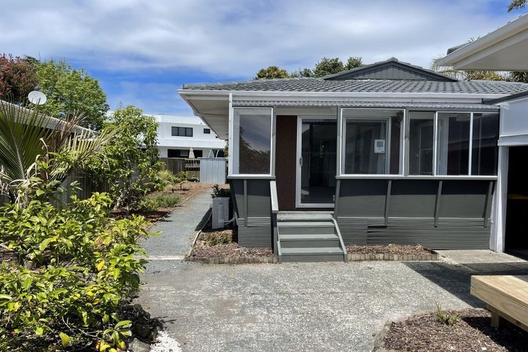 Photo of property in 24 Walton Street, Red Beach, 0932
